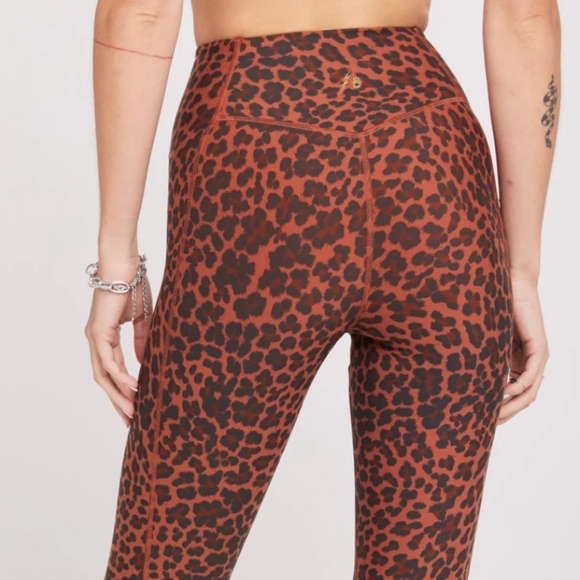Spiritual Gangsta Bombshell Dream Tech Flare Leopard Print Leggings Size M - Picture 9 of 14